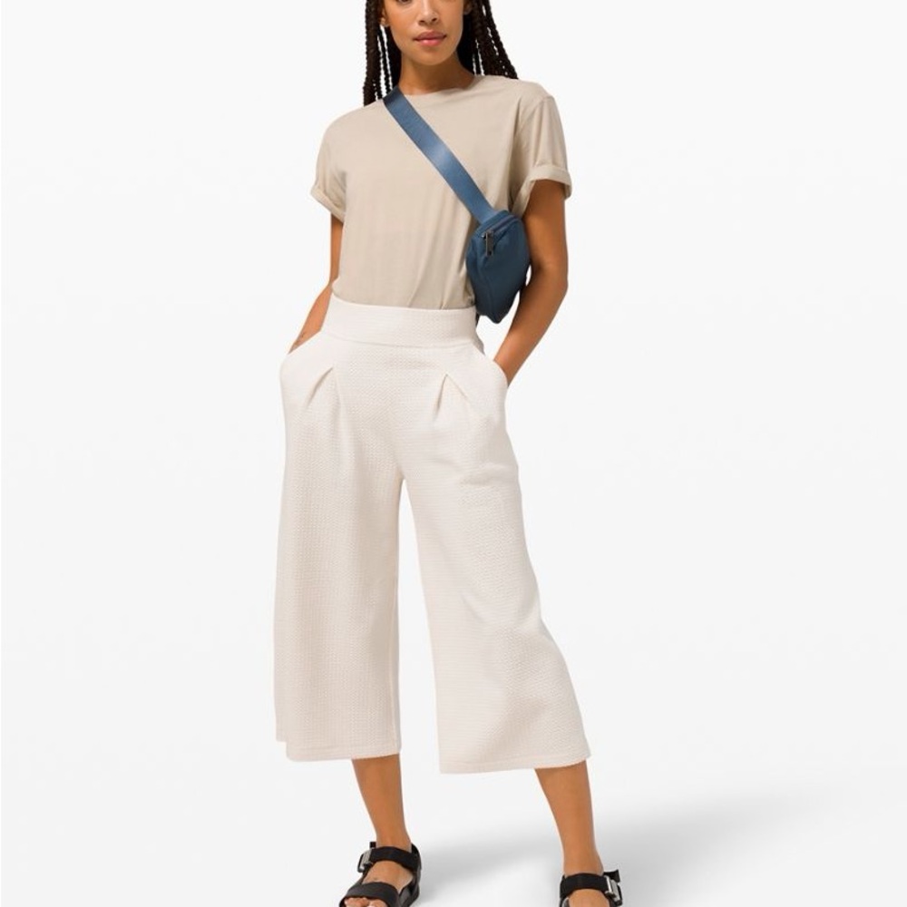 Lululemon Can You Feel The Pleat Sz 2 SHR Crop‎ in Light Ivory Wide Leg